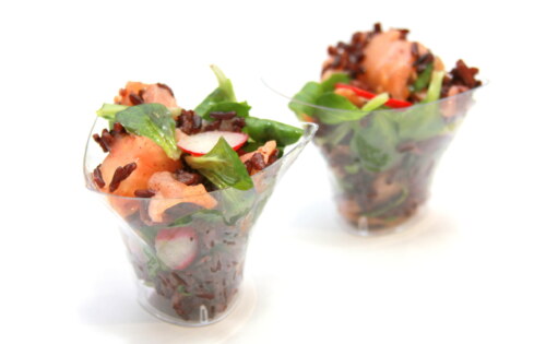 Lahodný šalát z čiernej ryže so zeleninou a údeným lososom